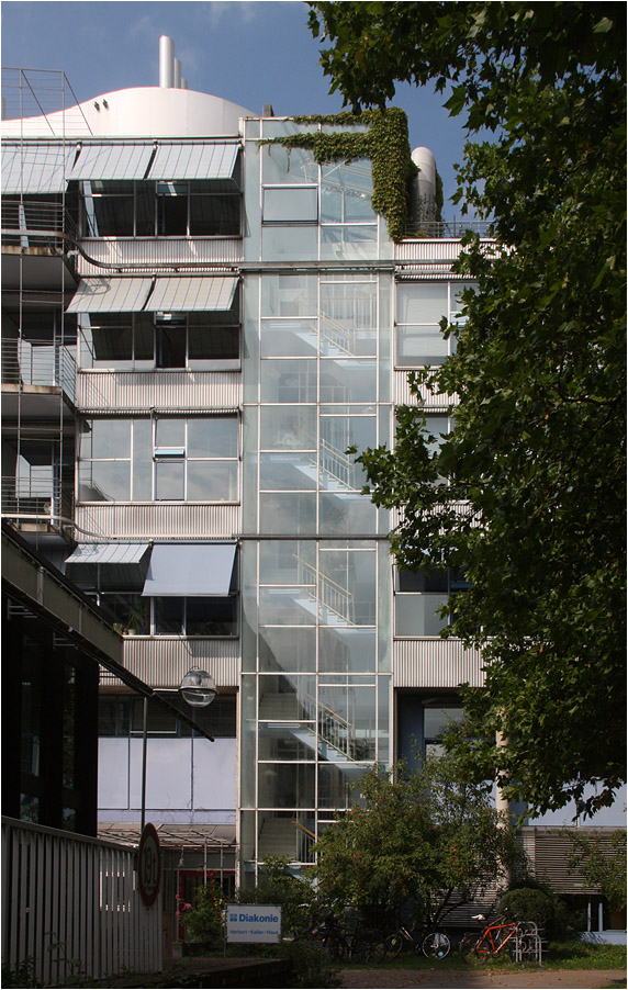 . Herbert-Keller-Haus in Stuttgart-Nord -

Das Treppenhaus lässt sich in der Fassade deutlich ablesen.

September 2014 (Matthias)