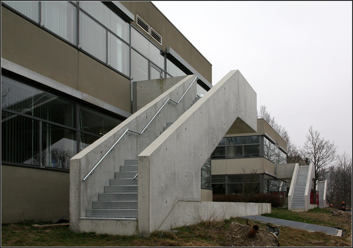 . Hochschule Aalen -

Die Betontreppen wurden für den Brandschutz nachgerüstet.

März 2015 (Matthias)