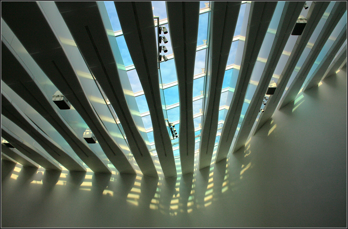 . Kirche am Meer in Schillig -

Das durch das Glasdach einfallende Licht wird durch Lamellen gefiltert.

November 2012 (Matthias)