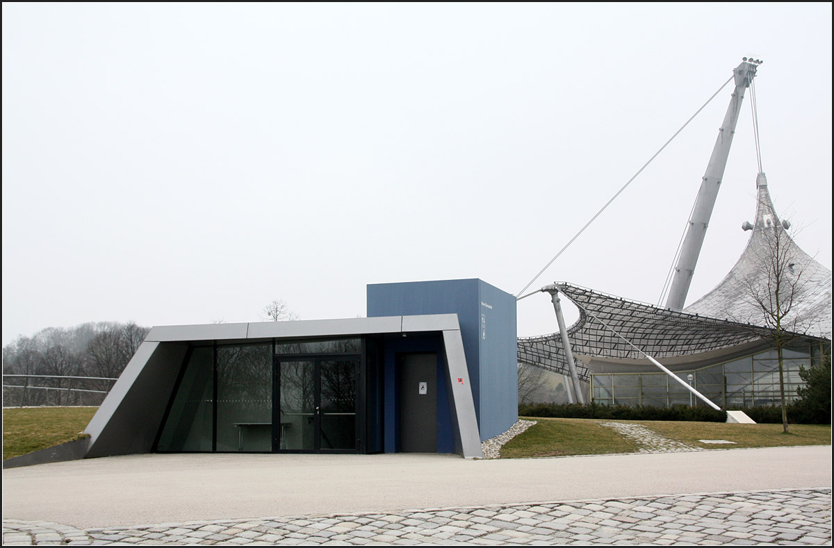 . Kleine Olympiahalle in München -

Der barrierefreie Zugang mit Aufzug.

März 2015 (Matthias)