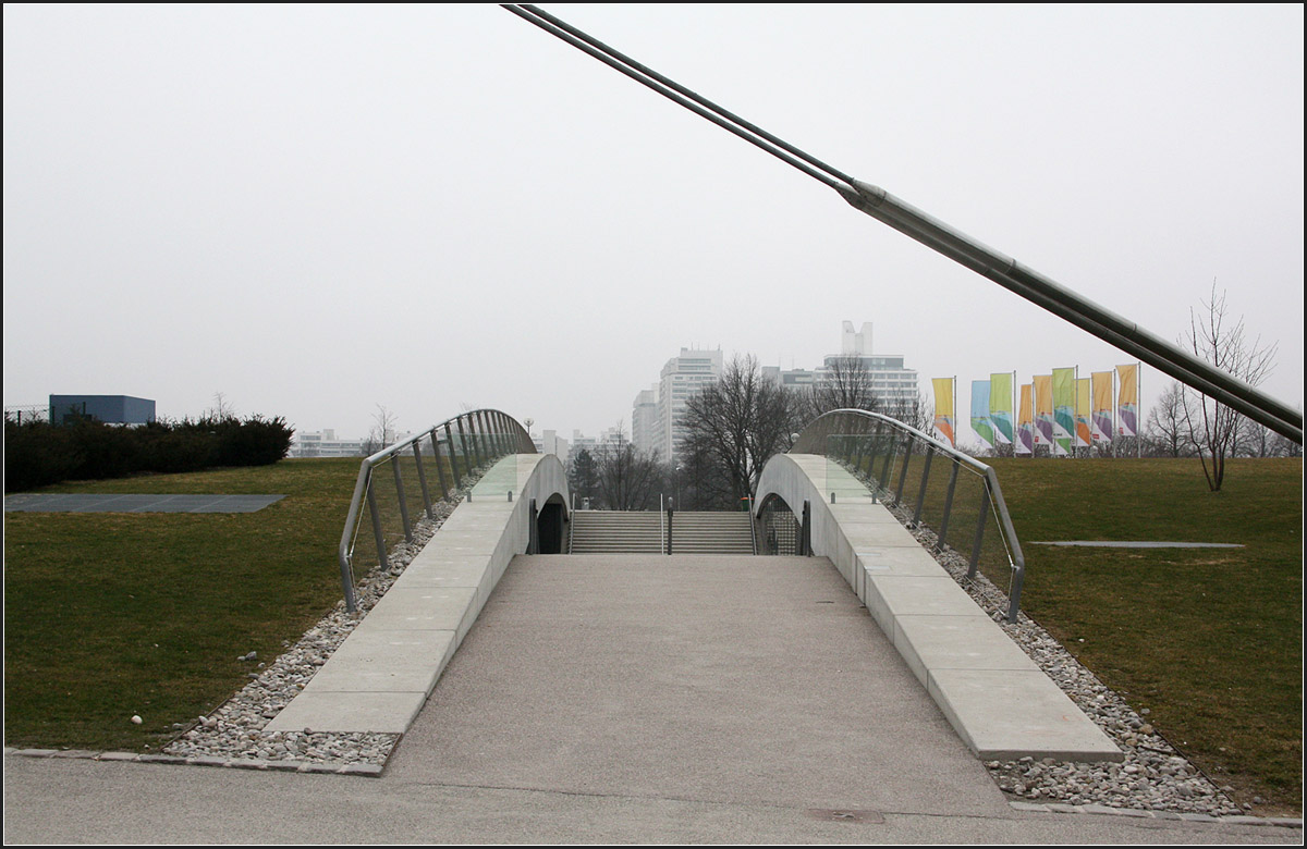 . Kleine Olympiahalle in München -

Der Einschnitt zu den Eingänge ist gleichzeitig ein Verbindungsweg im Olympiapark.

März 2015 (Matthias)