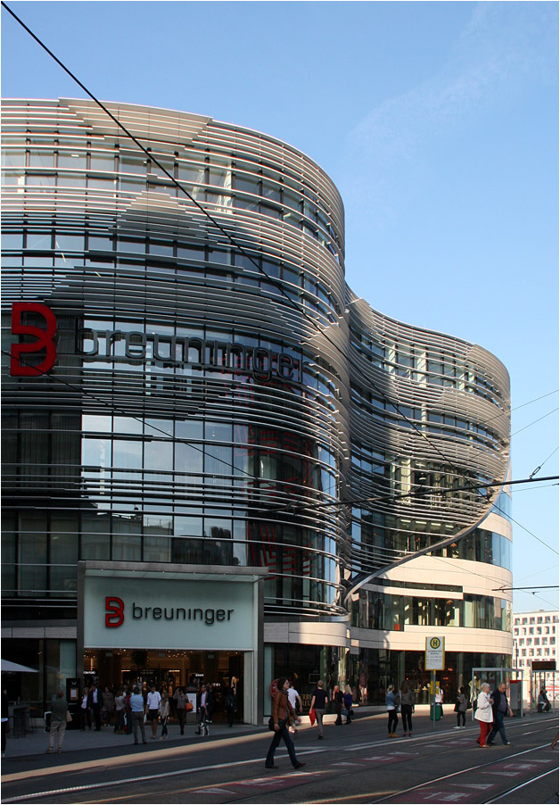 . Kö-Bogen von Daniel Libeskind in Düsseldorf -

Hier hält vorläufig noch die Straßenbahn bis der neue U-Bahntunnel fertig ist.

Oktober 2014 (Matthias)