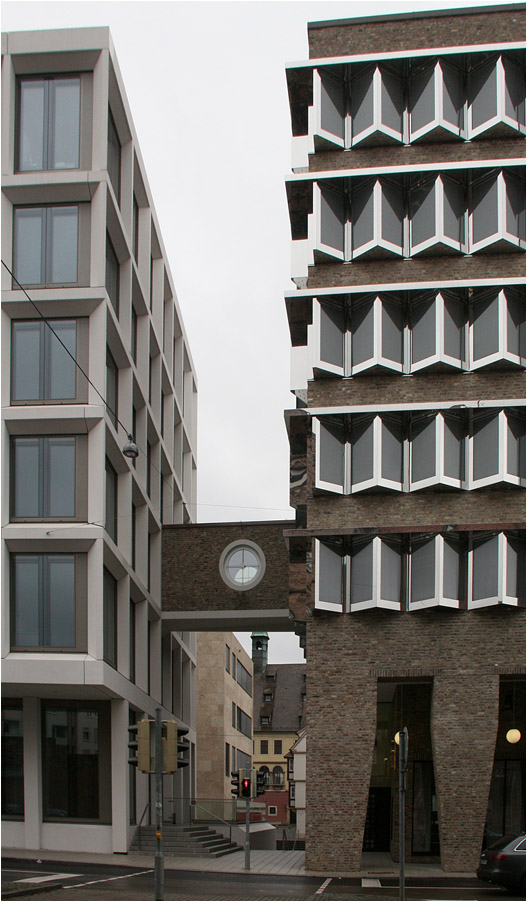 . Kreissparkasse Ulm -

Blick auf den Durchgang zwischen den beiden Gebäuden. Im Hintergrund ist die Synagoge erkennbar.

November 2015 (M)