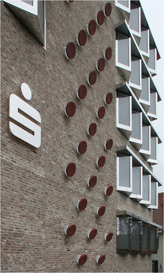 
. Kreissparkasse Ulm -

Eigenartig sind an der Westfassade die runden Öffnungen mit angesetzten kurzen, transparenten Röhren und roter Abdeckung.

November 2015 (M)