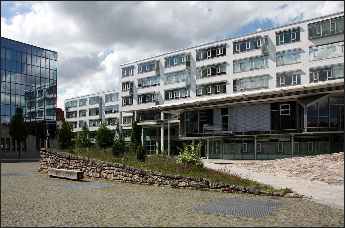 . Landratsamt Alb-Donau-Kreis Ulm -

Südfassade zu dem eingerichten Platz. 

Mai 2014 (Matthias) 

