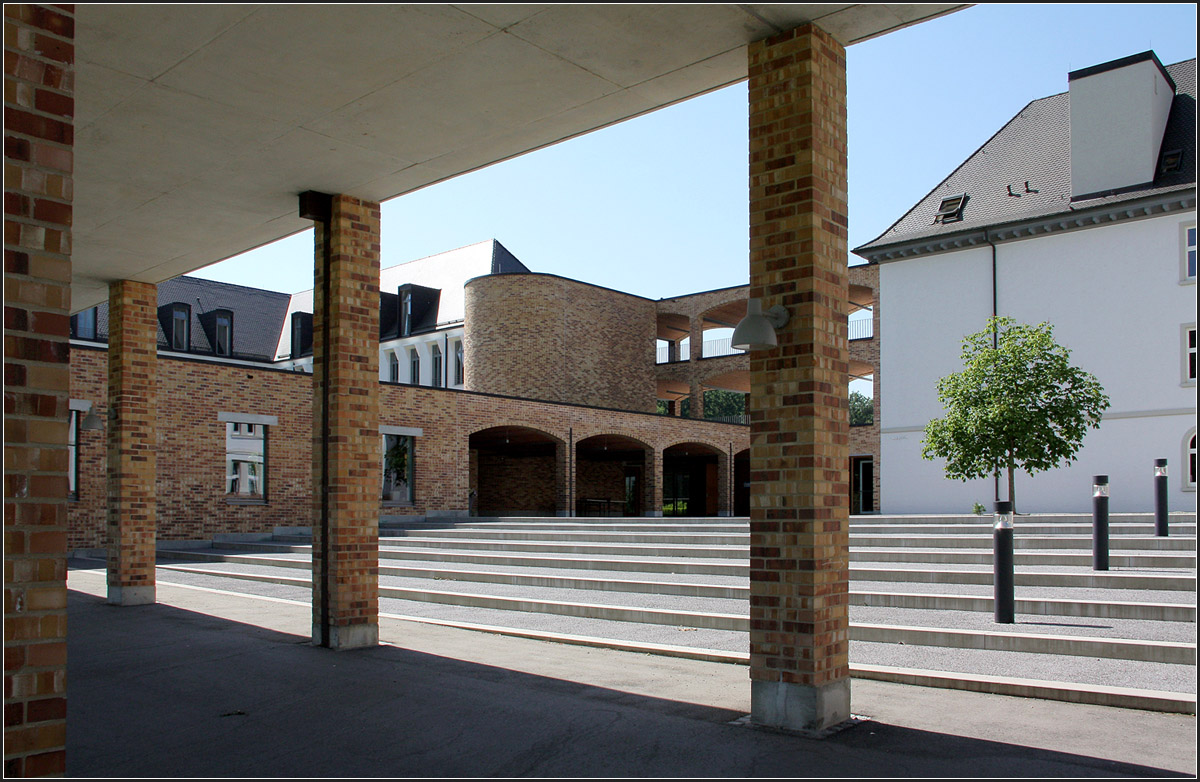 . Marianum Kloster Hegne, Allensbach - 

Auf der Westseite wird die Mauer zur Arkade, durch die man in den Eingangshof gelangt.

Juni 2013 (Matthias)