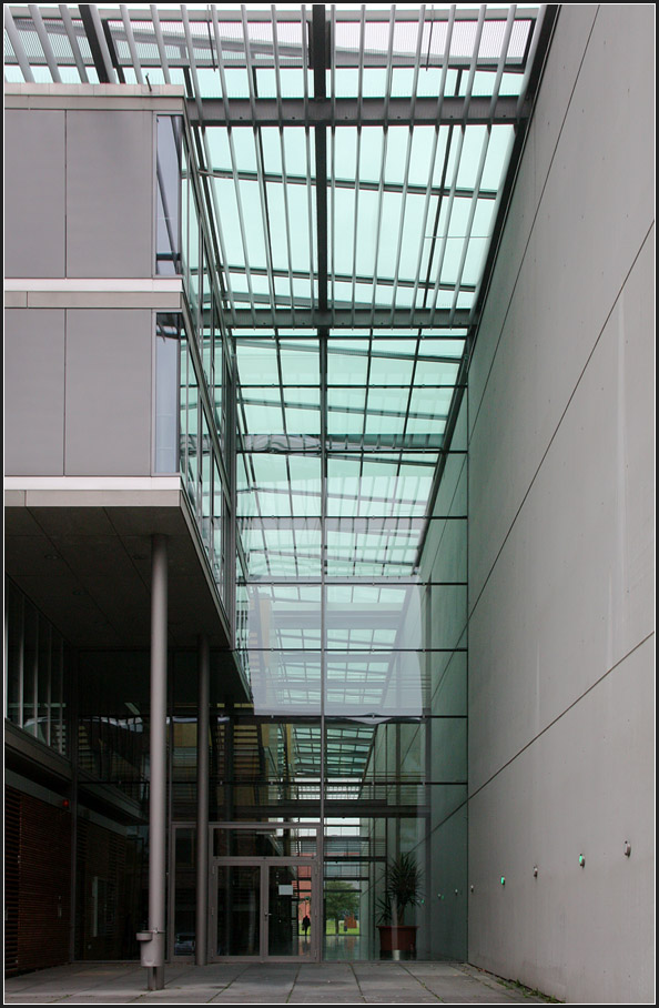 . Max-Planck-Institut für Biophysik in Frankfurt am Main -

Einen weiteren Zugang zur Halle gibt es auf der Ostseite. 

September 2014 (Matthias)