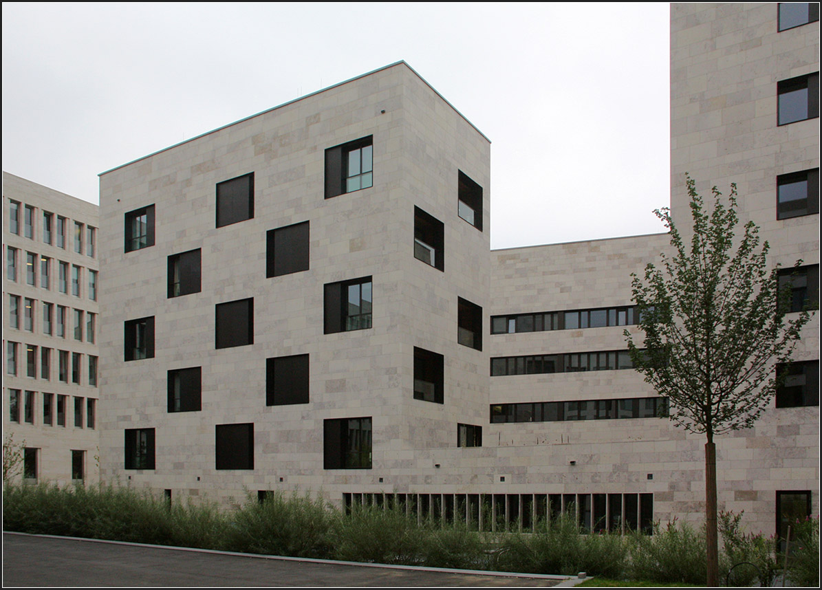 . Max-Planck-Institut für europäische Rechtsgeschichte in Frankfurt am Main -

Die drei Türme sind über einen den Hof ähnlich einem Kreuzgang umlaufenden Flur miteinander und mit dem Foyer verbunden.

September 2014 (Matthias)
