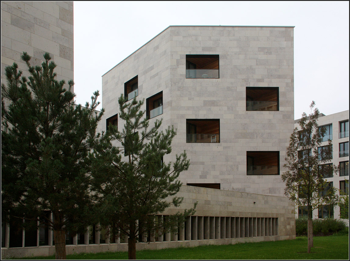 . Max-Planck-Institut für europäische Rechtsgeschichte in Frankfurt am Main -

Die drei Türme sind polygonal geformt. Hier der Turm mit Wohnapartments für Gastwissenschaftler. Auch dieser Turm hat seine eigene Variante der Fensteröffnungen.
 
September 2014 (Matthias)
