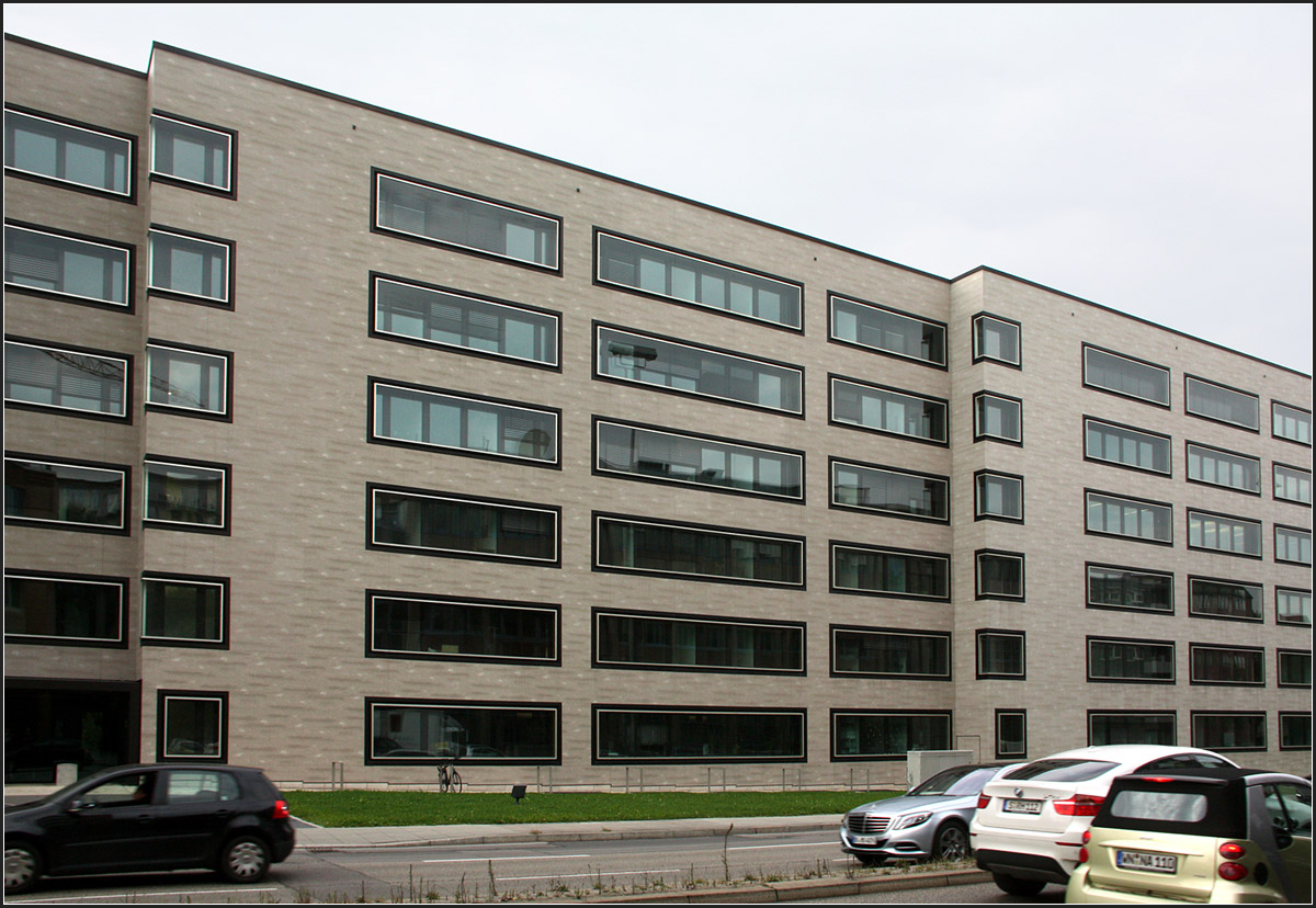 . Ministeriumsneubau in Stuttgart -

Ansicht entlang der Willy-Brandt-Strasse. Die Fassaden sind sehr gleichmäßig gegliedert. Hinter den über die Ecken gezogenen Fenster befinden sich die Fluchttreppenhäuser.

September 2014 (Matthias)