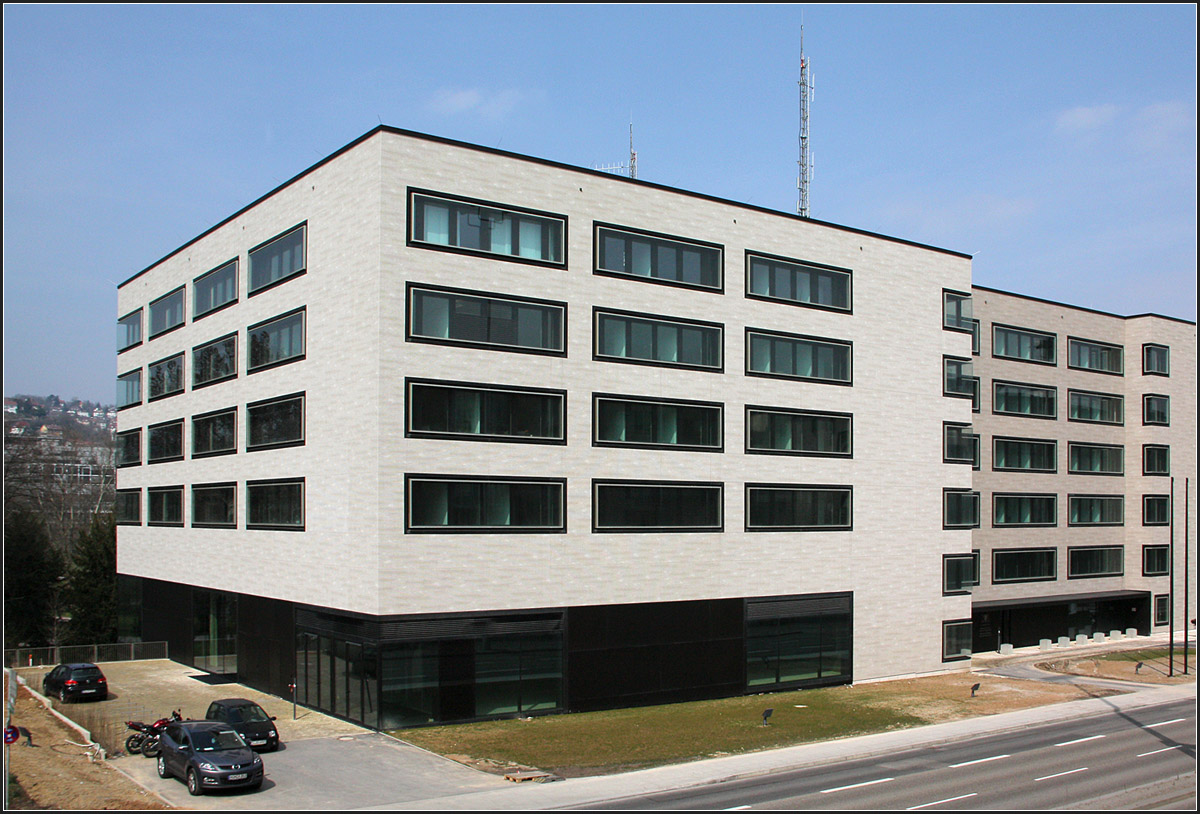 
. Ministeriumsneubau in Stuttgart -

Blick vom Wullesteg auf den Kopfbau der Ministerien. In der Erdgeschosszone wechselt hier Verglasung mit schwarzen Fassadenflächen ab.

April 2013 (Matthias)