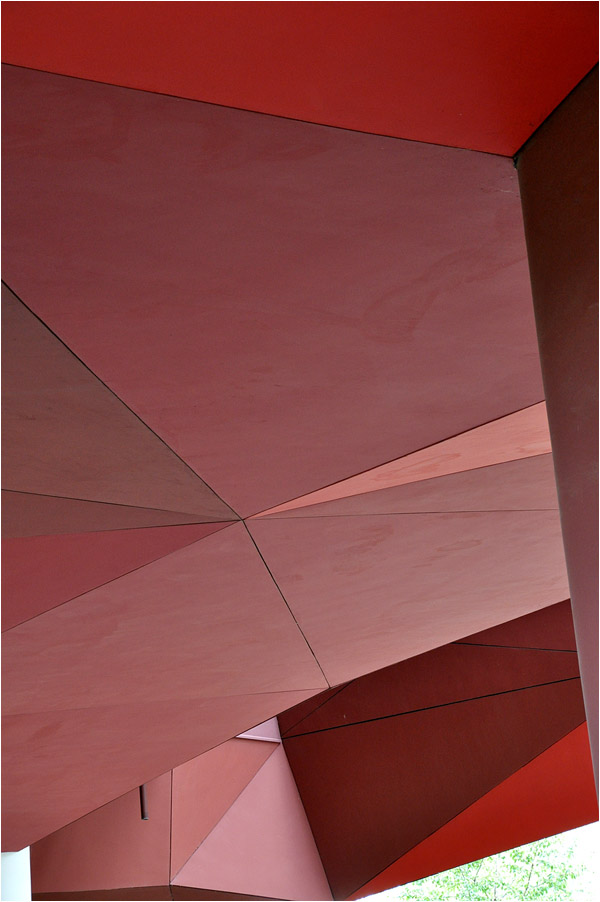 . Musée du Quai Branly, Paris -

Die rote Unterseite des Museums.

Juli 2012 (Jonas)