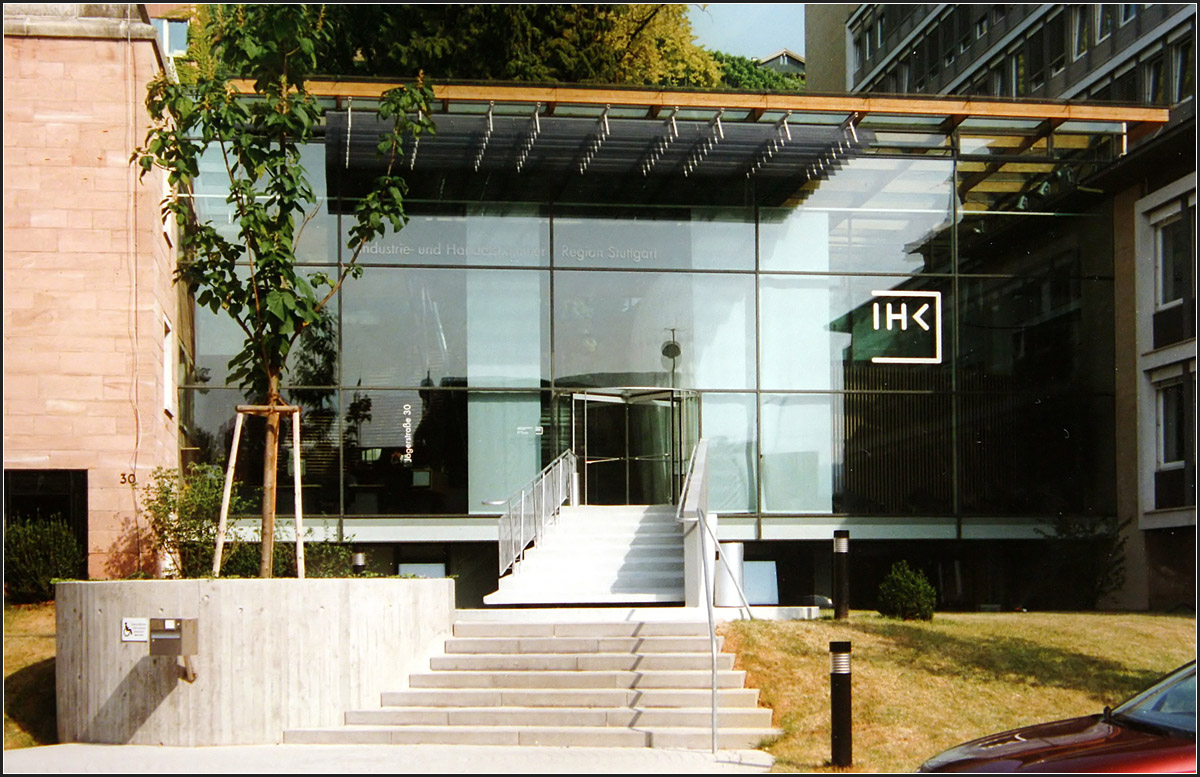 . Neuer Eingang für die IHK in Stuttgart - 

Leider schon wieder abgerissen ist dieser elegante, filigrane Glasbau in der Stuttgart Innenstadt.

August 1997 (Matthias)