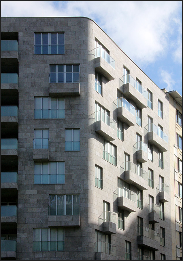 
. Parkside Apatements Berlin - 

Spiel mit den Fensteröffnungen und den Balkonen.

August 2011 (Matthias)
