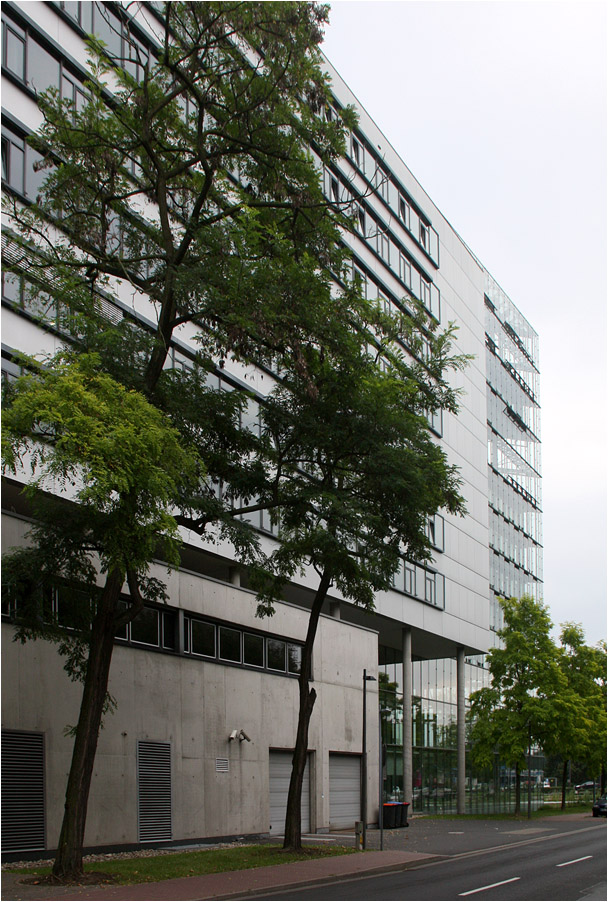 . Prisma-Haus in Frankfurt-Niederrad -

Westfassade entlang der Hahnstraße mit dem aufgeständerten Baukörper, der durch horizontale Fensterbänder gegliedert ist.

September 2014 (Matthias)