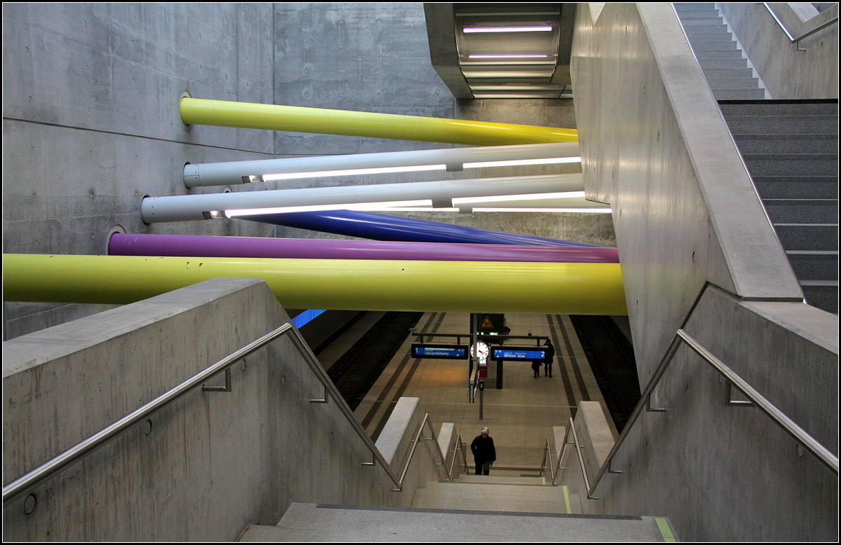 . S-Bahnhof 'Bayerischer Bahnhof' in Leipzig -

Am Südaufgang findet sich neben dem Aufzug auch noch eine feste Treppe, ebenfalls mit diesen charakteristischen bunten Röhren.

Februar 2014 (Matthias)