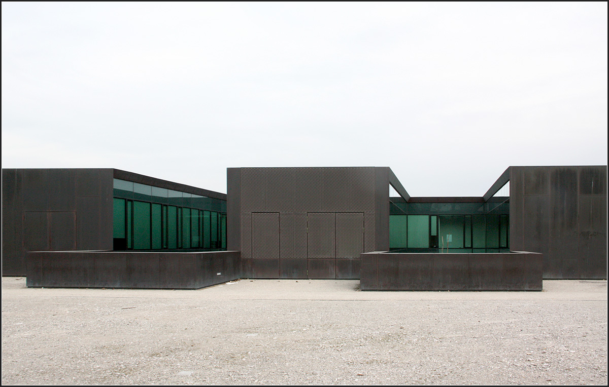 . Servicezentrum auf der Theresienwiese, München -

Drei verglaste Innenhöfen öffnen sich zur Westseite.

März 2015 (Matthias)