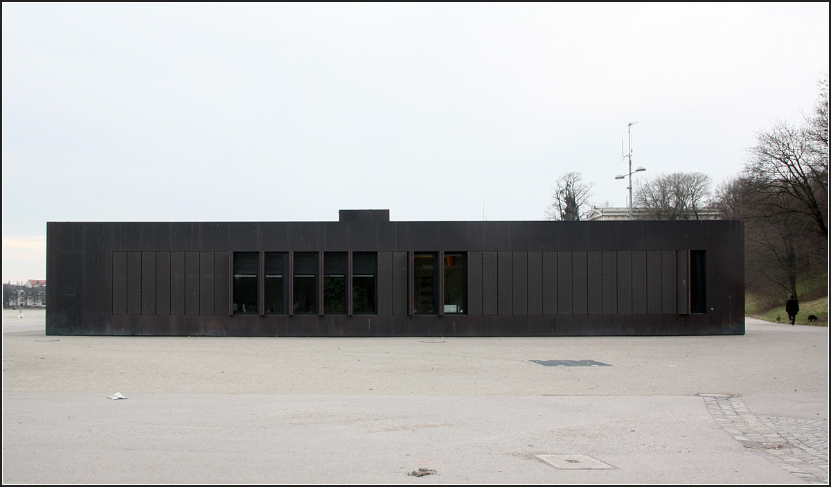 . Servicezentrum auf der Theresienwiese, München -

Die Nordfassade.

März 2015 (Matthias)