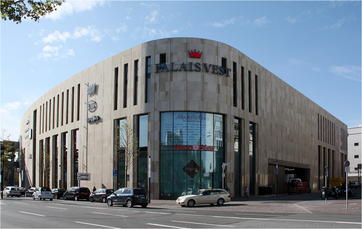 . Shopping Mall 'Palais Vest' in Recklinghausen -

Der nordöstliche Eingang an der Einmündung der Schaumburgstraße in den Kaiserwall.

Oktober 2014 (Matthias)
