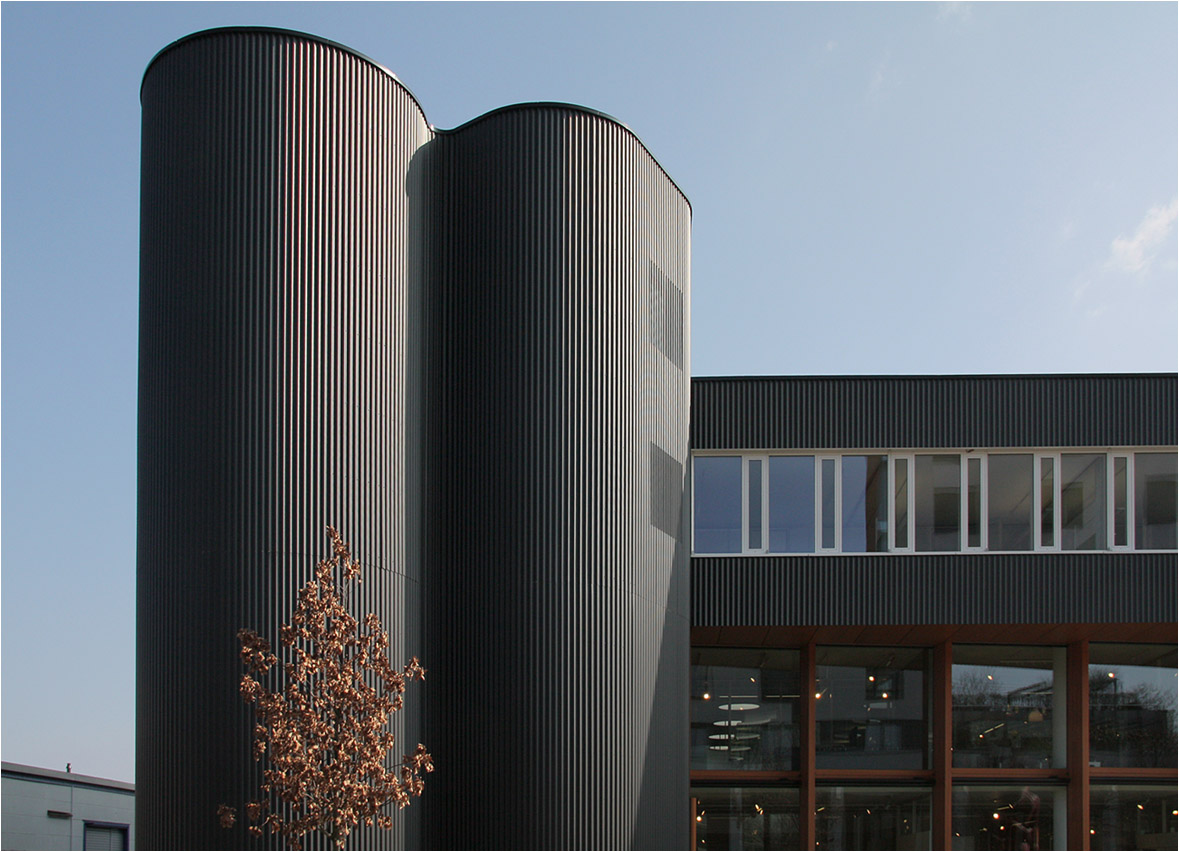 . Showroom und Bürogebäude 'Feco-Forum' in Karlsruhe-Hagsfeld -

Zum horizontalen Fensterband wird der Doppelturm als senkrechtes Element gestellt. Dieser Turm enthält links das Treppenhaus und rechts Besprechungsräume.

März 2011 (Matthias)