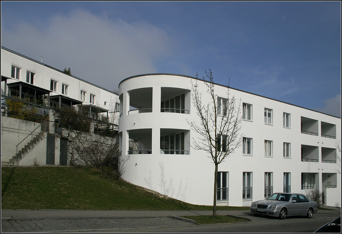 
. Siedlung Ochsensteige, Ulm-Eselsberg -

Der Kopfbau ist auf der Westseite abgerundet.

März 2008 (Matthias)