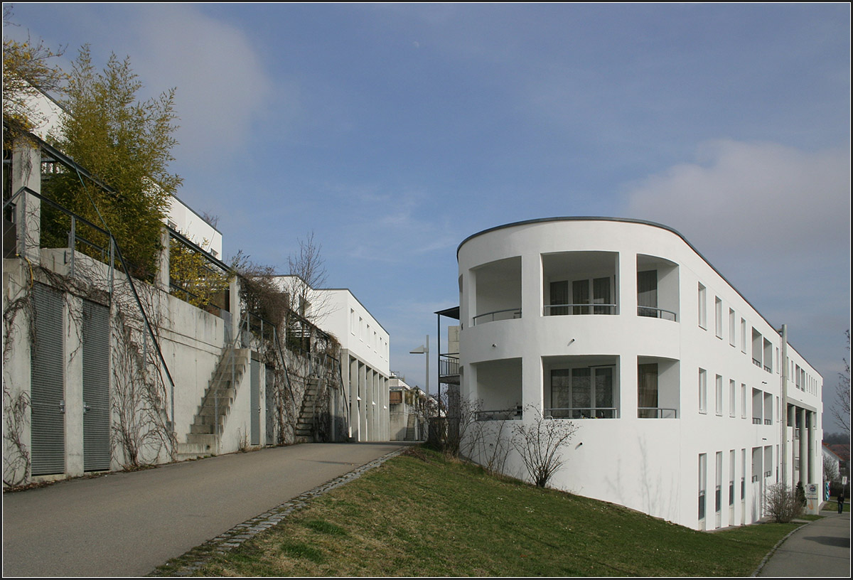 
. Siedlung Ochsensteige, Ulm-Eselsberg -

Drei Gassen in Ost-West-Richtung erschließen die Anlage.

März 2008 (Matthias)