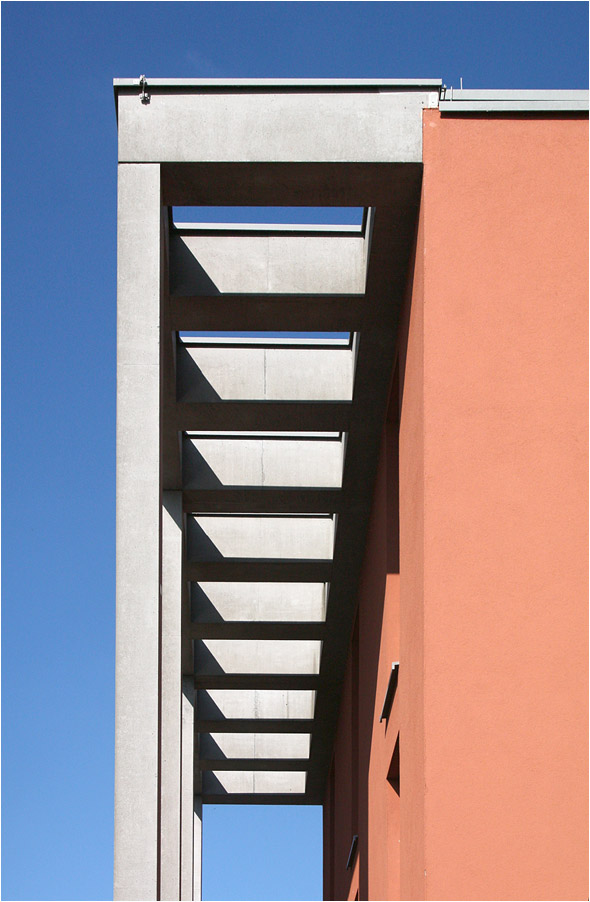 . Stadt an Seerhein, Konstanz-Petershausen -

Auffällig sind die vor einzelne Fassaden gestellte Betonkonstruktionen.

September 2014 (Matthias)