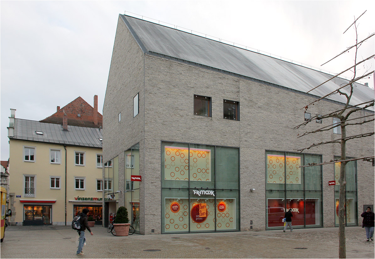 . Textilhaus am St.-Kassians-Platz, Regensburg -

Durch seine Bauform mit Satteldach und auch durch seine Steinfassade fügt sich das Textilhaus sehr gut in die Regensburger Altstadt ein. Geplant wurde es von MGF Architekten aus Stuttgart, eröffnet 2000.

Januar 2012 (Matthias)