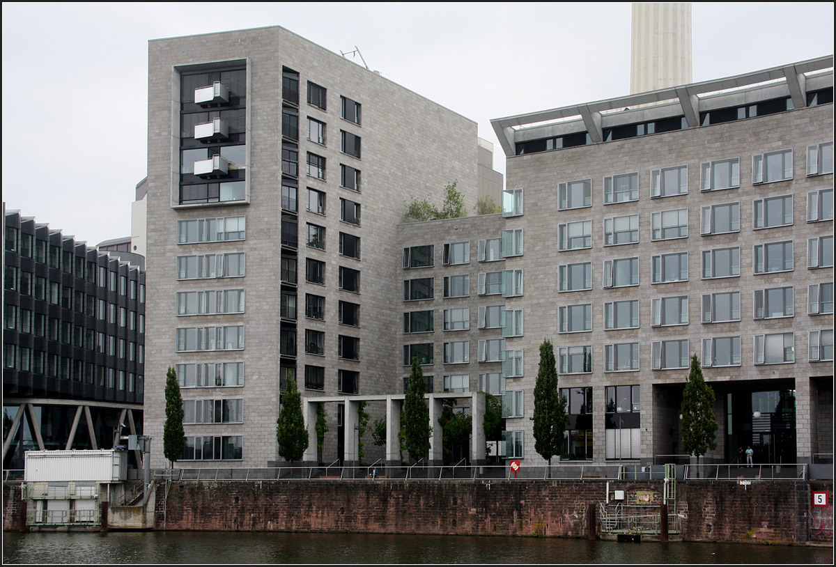 . Torhaus Westhafen in Frankfurt am Main -

Im Innern gibt es eine 30 Meter hohe Halle.

September 2014 (Matthias)