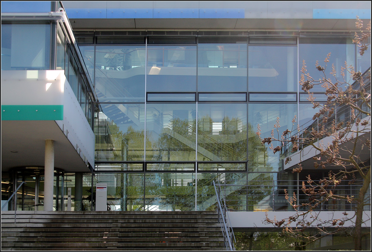 . Verwaltungsgebäude 'entory home' in Ettlingen -

Hinter der Glasfassade liegt die über alle Geschosse reichende Eingangshalle.

April 2009 (Matthias)