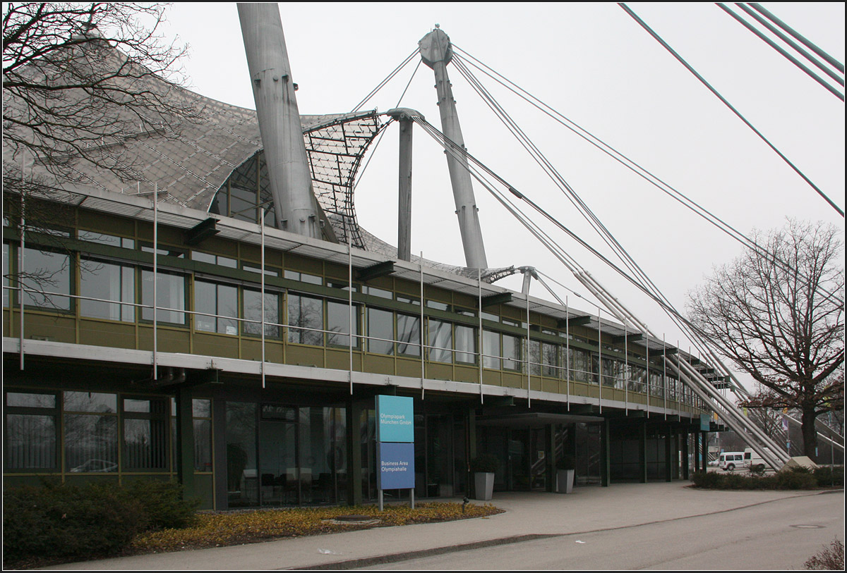 . Verwaltungsgebäude im Olympiapark in München -

Das Gebäude folgt der Rundung der Halle.

März 2015 (Matthias)