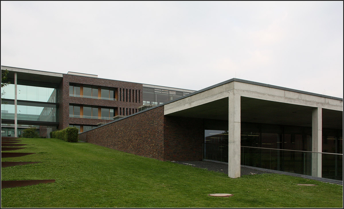 . Werkstattzentrale der Uni Frankfurt, Riedberg -

Im Hintergrund das Physikalische Institut.

September 2014 (Matthias)