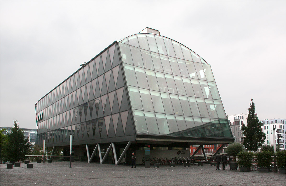 . Westhafen-Brückengebäude in Frankfurt am Main -

Schräge Glasfassade zum Westhafenplatz hin.

September 2014 (Matthias)