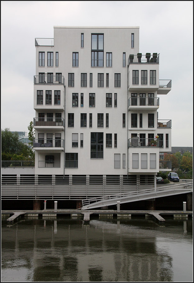 . Wohnen am Wasser in Frankfurt am Main -

Nordfassade des weißen Hauses.

September 2014 (Matthias)
