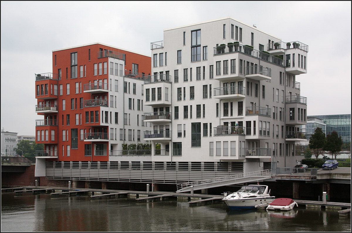 . Wohnen am Wasser in Frankfurt am Main -

Ansicht von der Hafenseite.

September 2014 (Matthias)