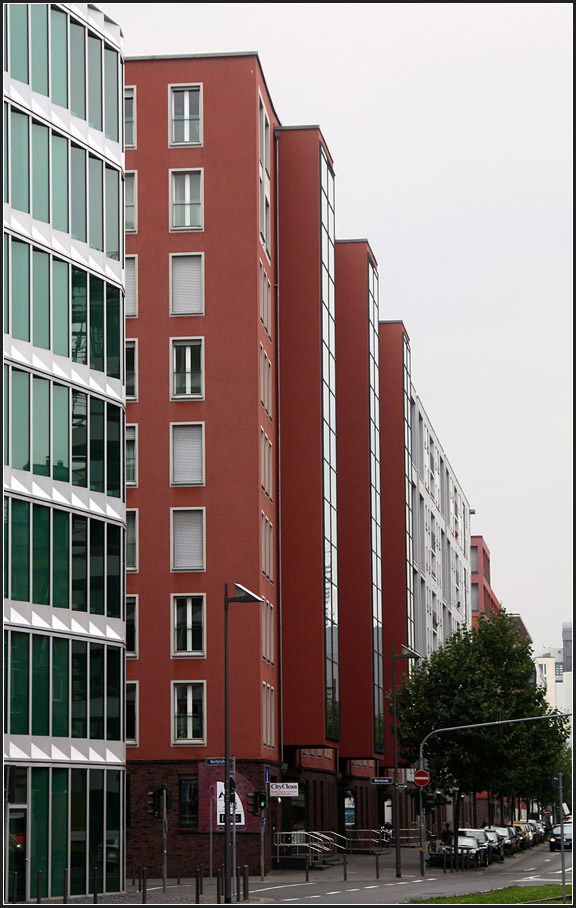 . Wohnen am Westhafen in Frankfurt am Main -

Schrägansicht an der Speicherstraße mit den verglasten Treppenhaus-Türmen. 

September 2014 (Matthias)