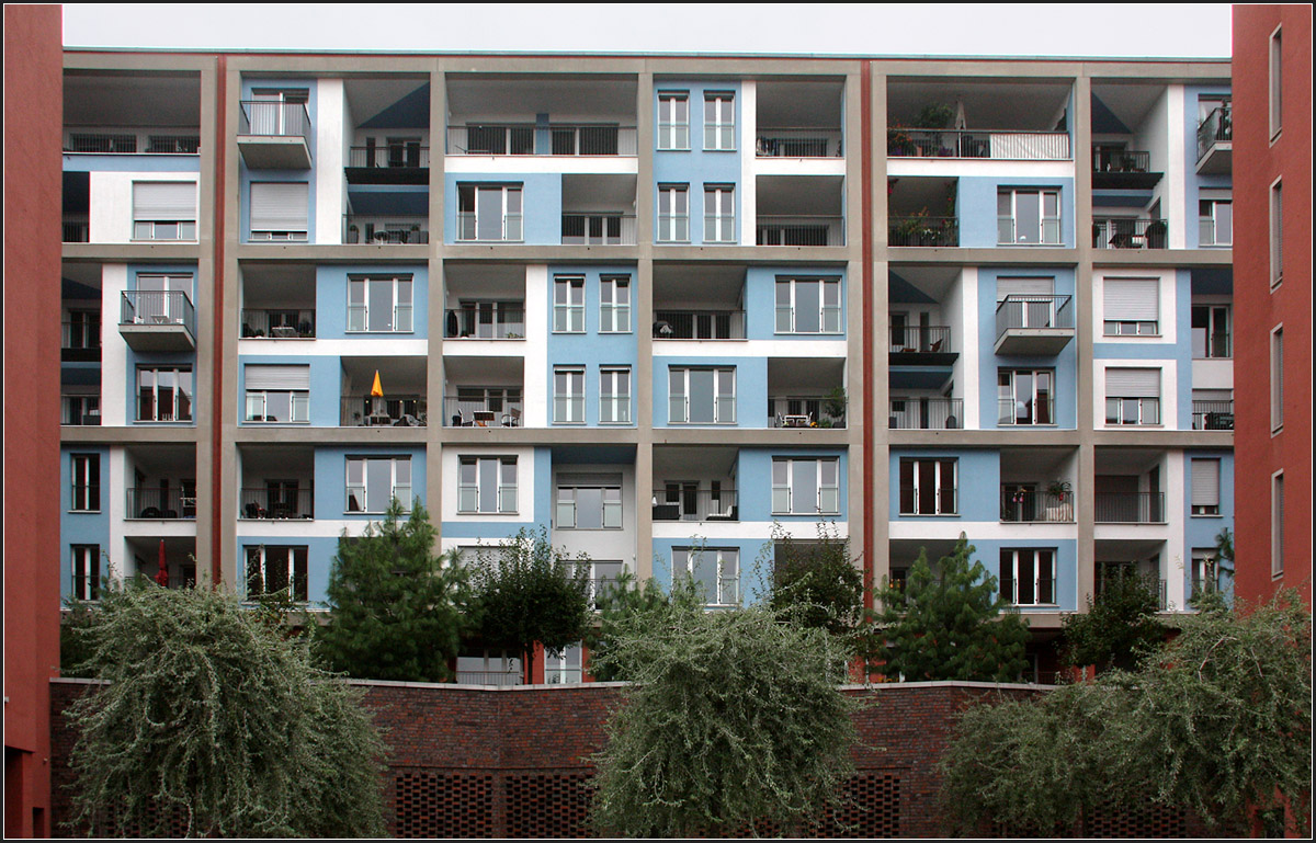 . Wohnen am Westhafen in Frankfurt am Main -

Die Südfassade mit den Balkonen des langgezogenen Bauteils an der Speicherstraße.

September 2014 (Matthias)