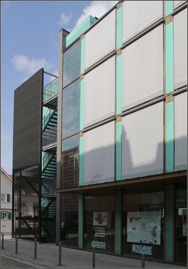 Stadtbücherei Gerlingen - 

Außen liegende Fluchttreppe. Rollos verschatten die großen Glasflächen.

März 2011 (Matthias) 