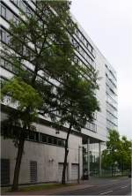 . Prisma-Haus in Frankfurt-Niederrad -

Westfassade entlang der Hahnstraße mit dem aufgeständerten Baukörper, der durch horizontale Fensterbänder gegliedert ist.

September 2014 (Matthias)