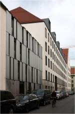 . Alter Hof in München -

An der Sparkassenstraße befindet der neue weiß verputzte Brunnenstock. Der Zwischenbau (im Vordergrund) erhielt ein moderne Fassade aus Metallpaneelen.

März 2015 (Matthias)