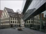 . Die Stadtbibliothek in Ulm -

Spiegelung alter Gebäude in der Glasfassade.

März 2009 (Matthias)