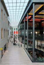 2008-forum-duisburg/424440/-die-shopping-mall-forum-duisburg . Die Shopping Mall Forum Duisburg -

Die Passagen umrunden einen inneres Gebäude, das eine eigene Architektursprache spricht. Blick in die westliche Passage.

Oktober 2014 (Matthias)