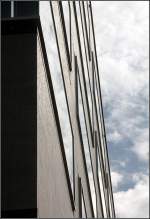. Ministeriumsneubau in Stuttgart -

Schrägansicht der Fassade mit Wolkenspiegelung in den Scheiben.

September 2014 (Matthias)