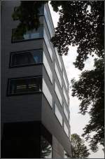. Ministeriumsneubau in Stuttgart -

Die großen äußeren Scheiben liegen nur wenige Zentimeter außerhalb der Glasmosaik-Fassade.

September 2014 (Matthias)