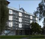 . Studentenwohnhaus 'Europahaus' in Konstanz -

Blick auf die Laubengänge auf der Westseite mit den vorgehängten 'Fenstern'.

September 2014 (Matthias)