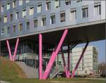 . Die Landesbank Baden-Württemberg in Karlsruhe -

Pinkfarbene Stützen meist in V-Stellung tragen den oberen Baukörper optisch. Im Hintergrund die Friedrich-List-Schule.

März 2011 (Matthias)