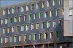 . Die Landesbank Baden-Württemberg in Karlsruhe -

Die Fassade besteht aus L-förmigen Platten. Die Fensterlaibungen haben unterschiedliche Farben.

März 2011 (Matthias)
