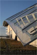 
. Das Astrup Fearnley Museet in Oslo -

Das gekrümmte Glasdach reicht an der Nordostecke fast bis zum Boden.

Dezember 2013 (M)
