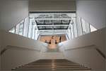 . Das Porschemuseum in Stuttgart-Zuffenhausen -

Die feste Treppe verjüngt sich nicht nur perspektivisch nach unten, sie wird auch wirklich nach unten etwas schmäler.

Juni 2009 (Matthias)