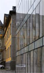 bibliotheken-archive/376921/-folkwang-bibliothek-in-essen-werden--die . Folkwang Bibliothek in Essen-Werden -

Die barocken Nachbarbauten spiegeln sich in der Glasfassade.

Oktober 2014 (Matthias)